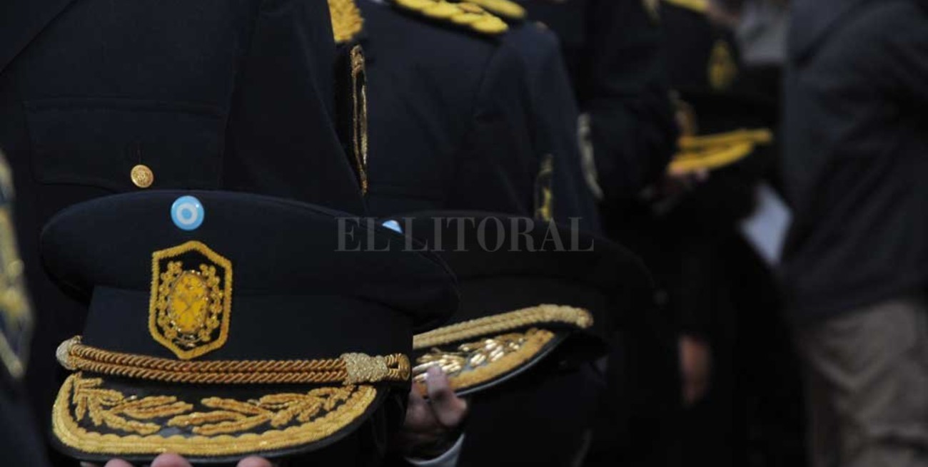 Condenaron a un comisario por  abusar de la amiga de su hija