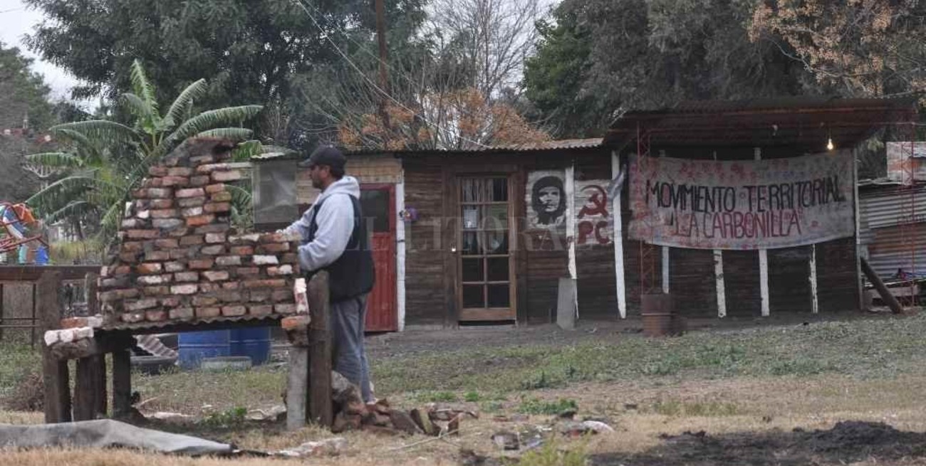 Preocupa a vecinos de barrio 7 Jefes un asentamiento en terrenos ferroviarios