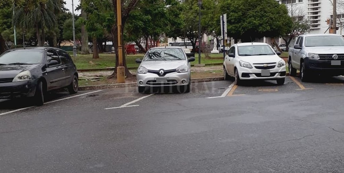 Son dársenas a 45 grados, pero algunos no se enteraron