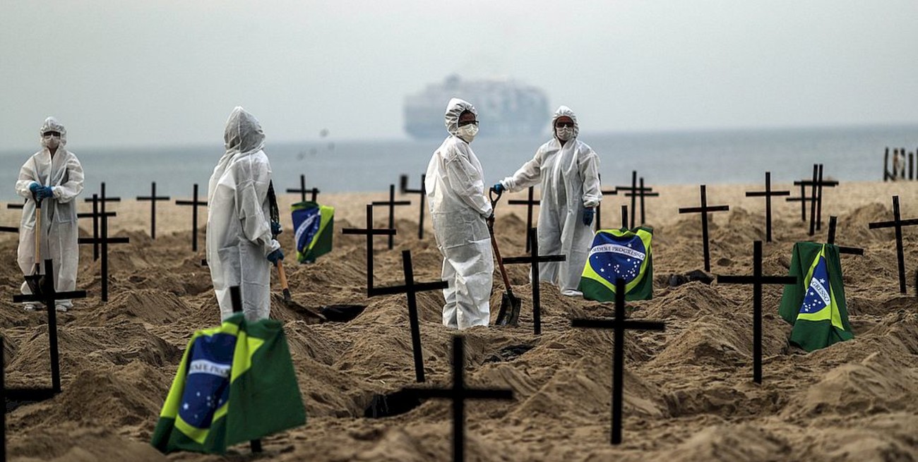 Impactante protesta contra Bolsonaro en Río de Janiero: cavaron fosas comunes en la playa de Copacabana