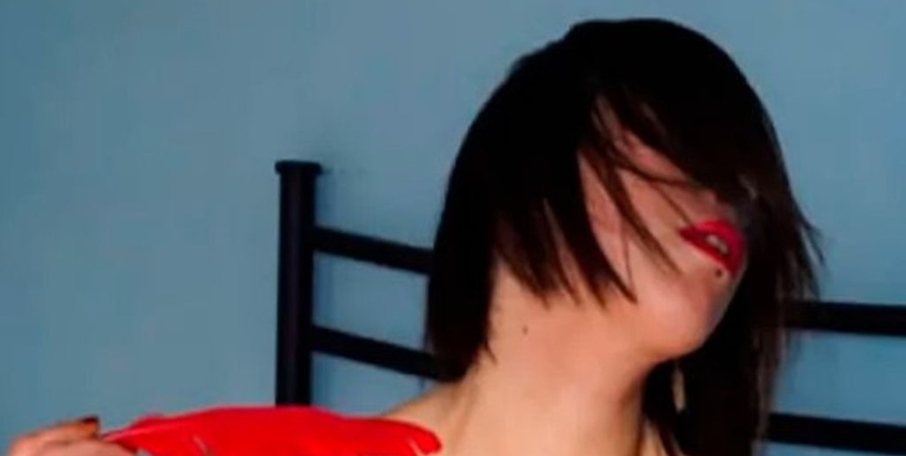 La activista del "viral de las gallinas violadas" confiesa que es una trabajadora sexual VIP