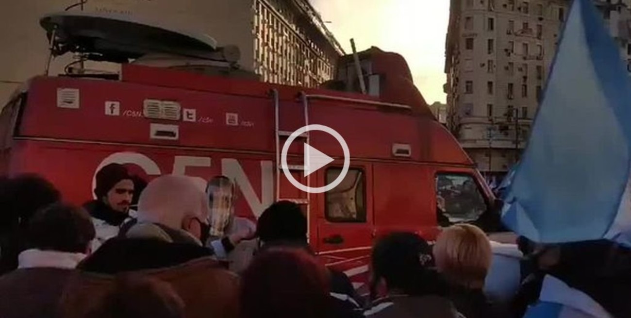 Video: atacaron a un movilero durante el banderazo en Capital Federal