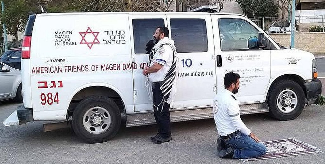 La foto de los paramédicos rezando que dio la vuelta al mundo