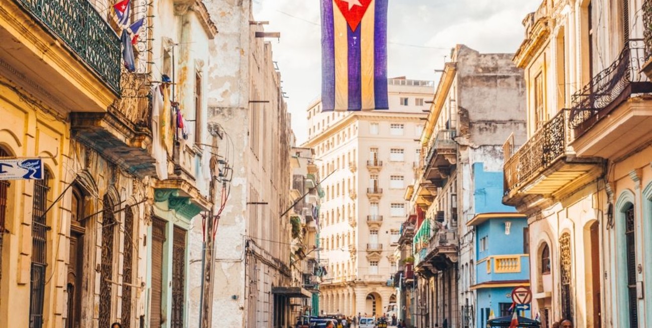 Cuba cerró escuelas y dispuso un toque de queda para contener la propagación de la pandemia