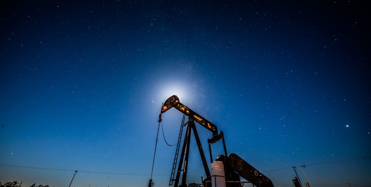 El barril de petróleo opera estable en Nueva York y Londres