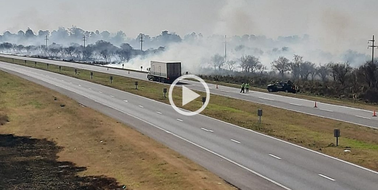 Quema de pastizales a metros de la Autopista Santa Fe - Rosario