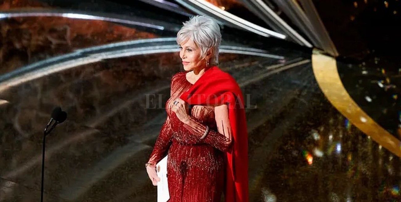 Jane Fonda acudió a los Oscar con un vestido usado y el saco rojo que usa en las protestas