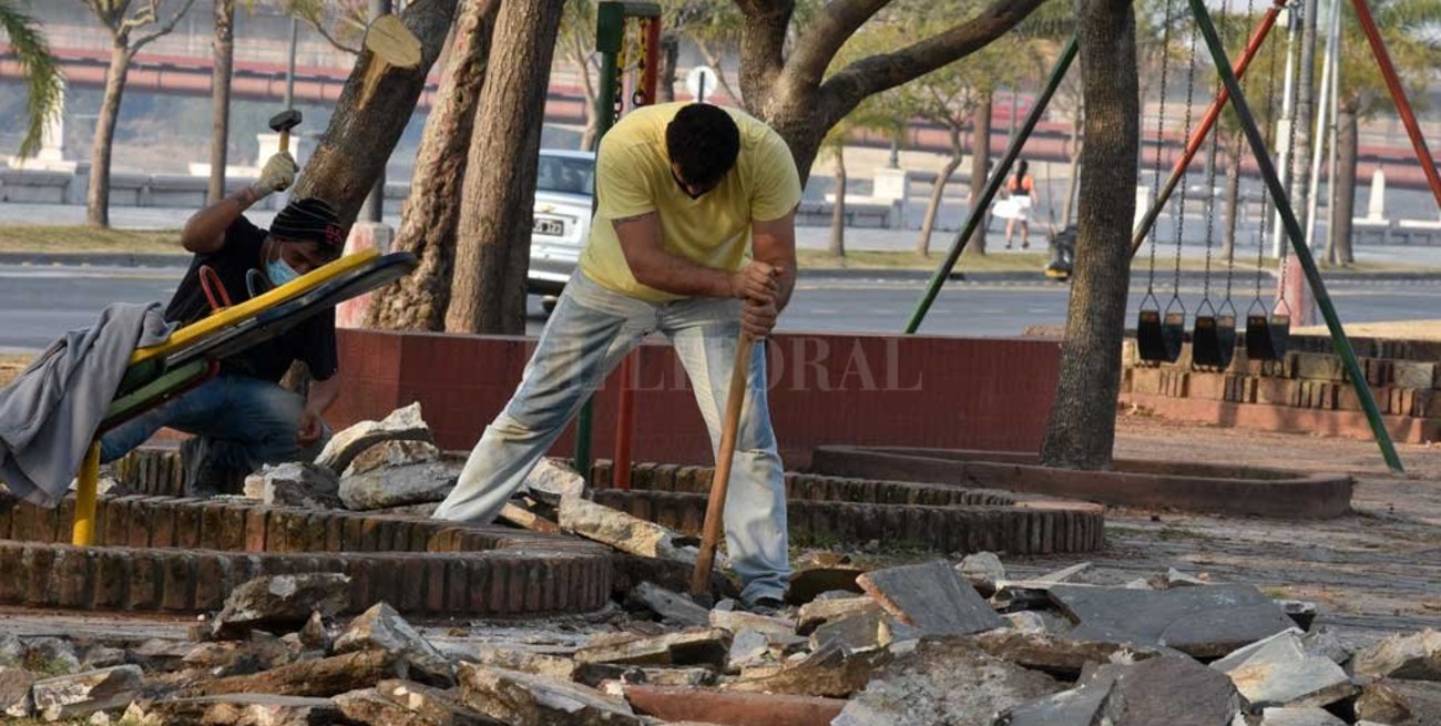 Obras de mantenimiento sobre el  cantero central de la Costanera