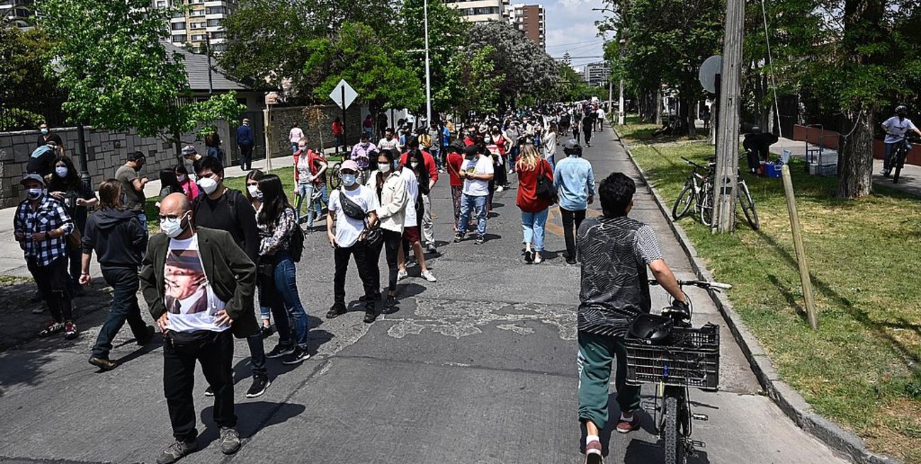 Largas filas y estrictas medidas sanitarias marcan el histórico plebiscito en Chile