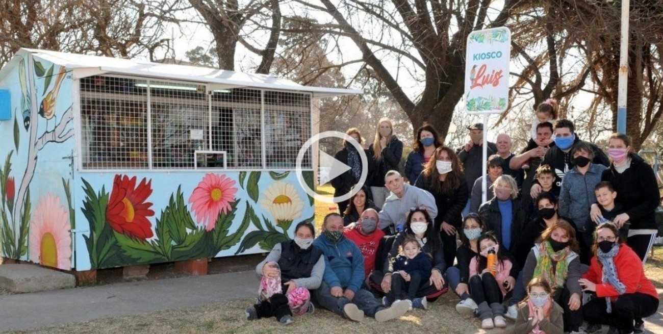 Tiene 66 años y hace 50 va en andador a su kiosco: los vecinos lo sorprendieron y le renovaron el lugar de trabajo