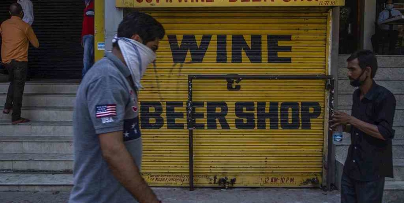 Coronavirus en India: 10 muertos por beber desinfectante tras el cierre de licorerías