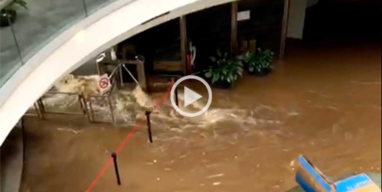 Un caño roto generó severos inconvenientes en un barrio de Buenos Aires