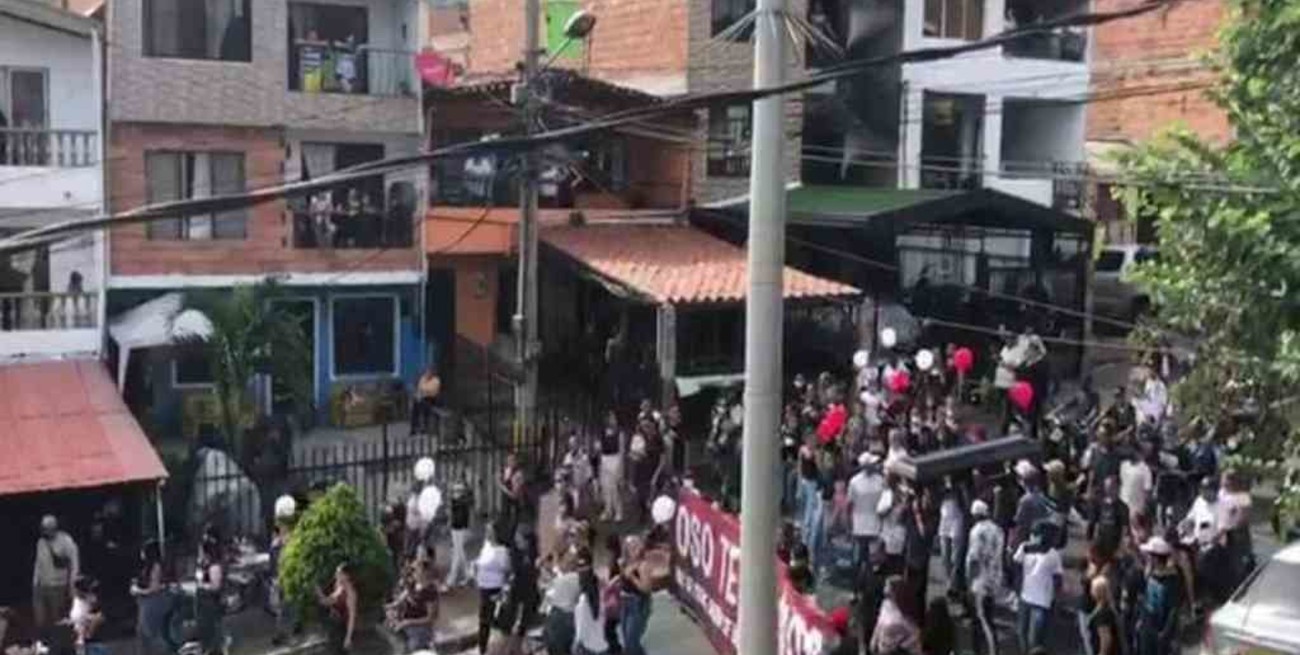 Colombia: una multitud rompió la cuarentena para despedir a un líder criminal muerto