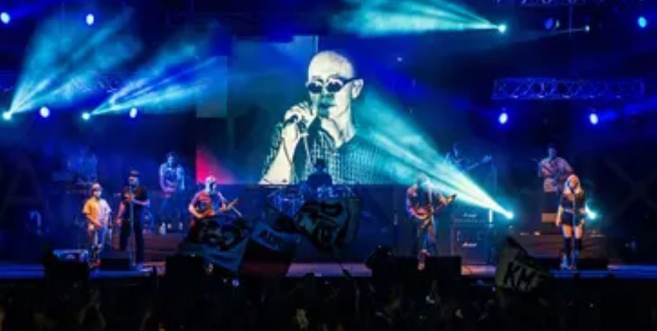 El Indio Solari apareció como holograma en el escenario y cantó junto a su banda