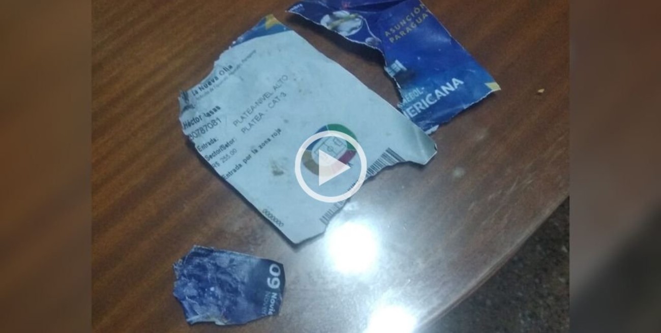 Video: su perro le rompió la entrada para la final de la Copa Sudamericana