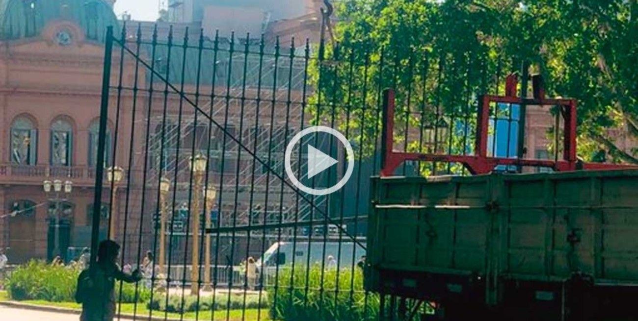 Quitan las rejas en la Plaza de Mayo