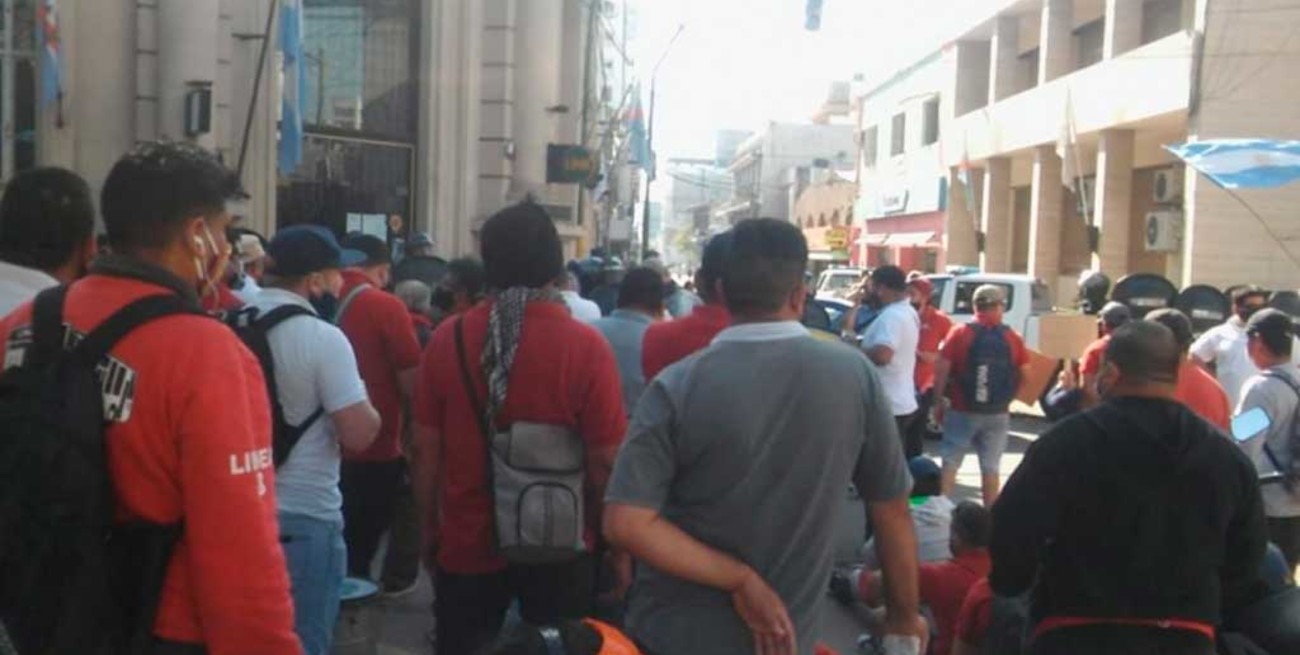 Video: graves disturbios en La Rioja entre manifestantes y la policía