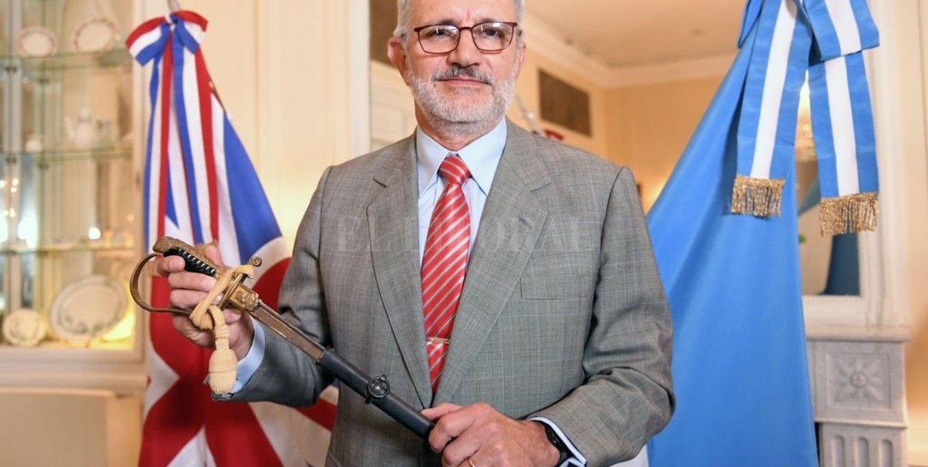 A 37 años de la guerra, un coronel recuperó el sable que llevó a Malvinas