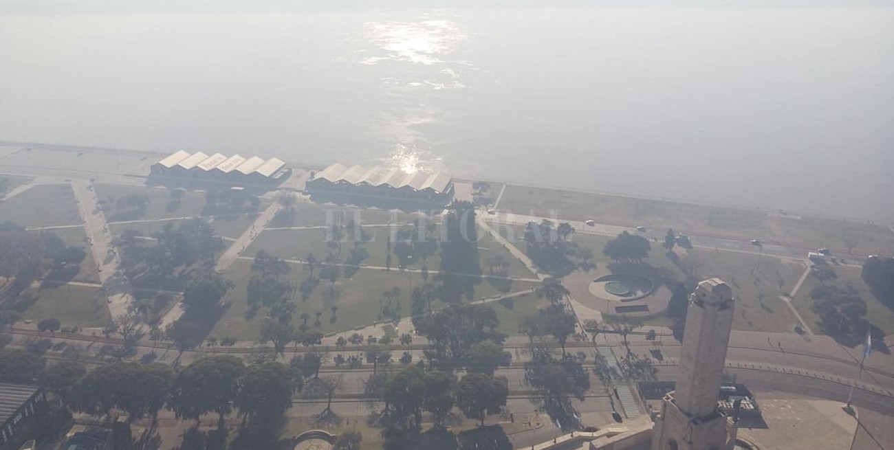 Internaron de urgencia a un bombero que combatía el fuego en las islas frente a Rosario