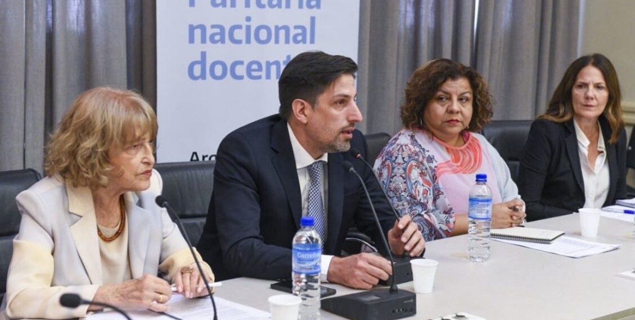 Trotta aseguró que la "escuela debe seguir funcionando" con maestros y alumnos en sus casas