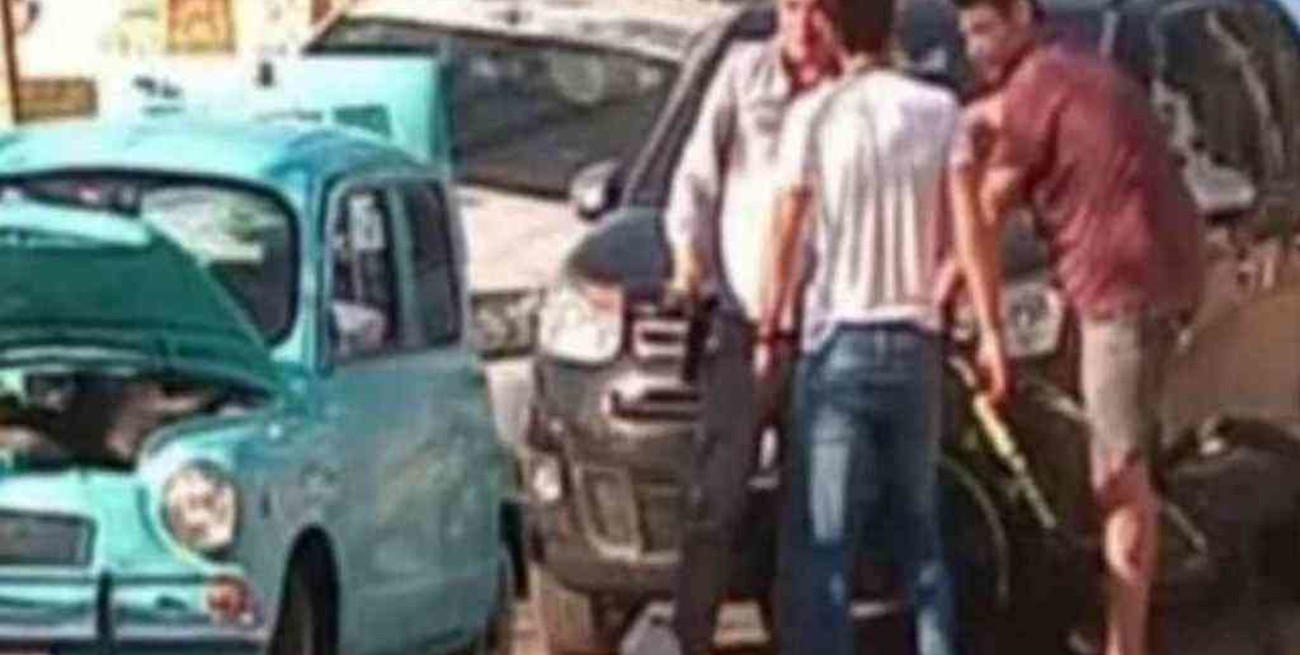 Nicolás Cabré tuvo que ser auxiliado tras quedarse sin nafta en su Fiat 600