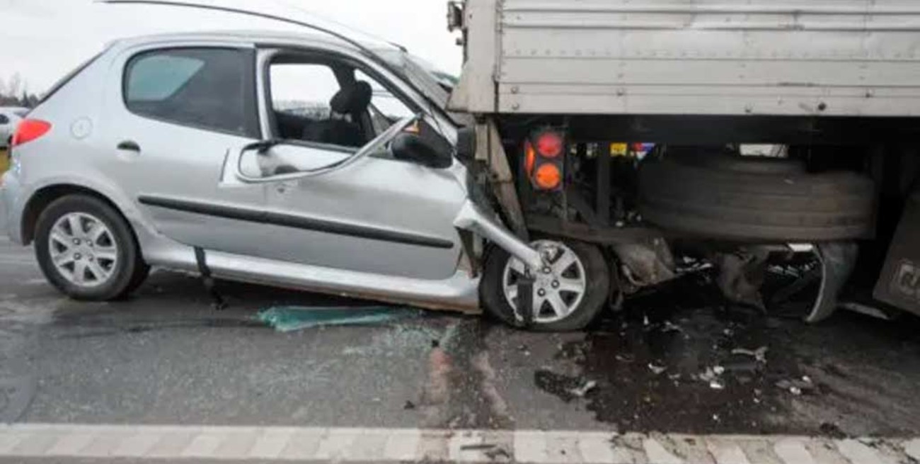 Fuerte choque en la autopista: un auto se incrustó debajo de un camión