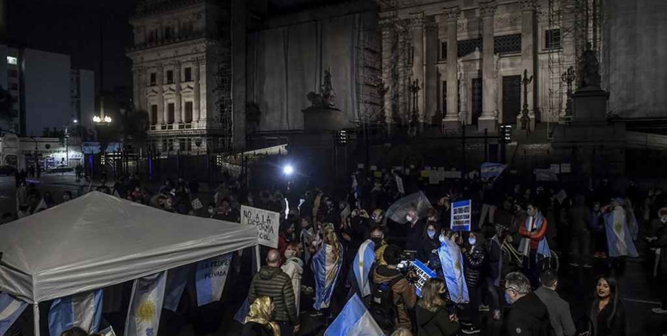 Manifestantes realizan una vigilia alrededor del Congreso en contra de la reforma judicial 