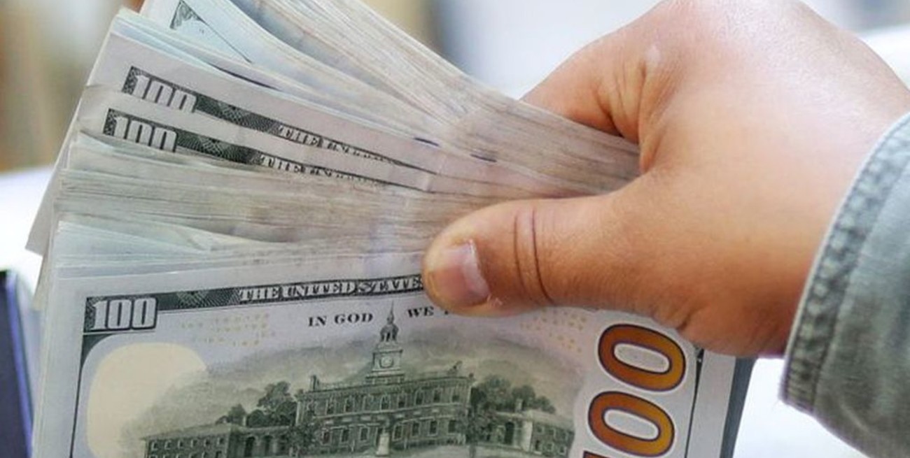 El dólar cotiza este miércoles a $ 77,50 en el Banco Nación y el blue se vende a $ 132