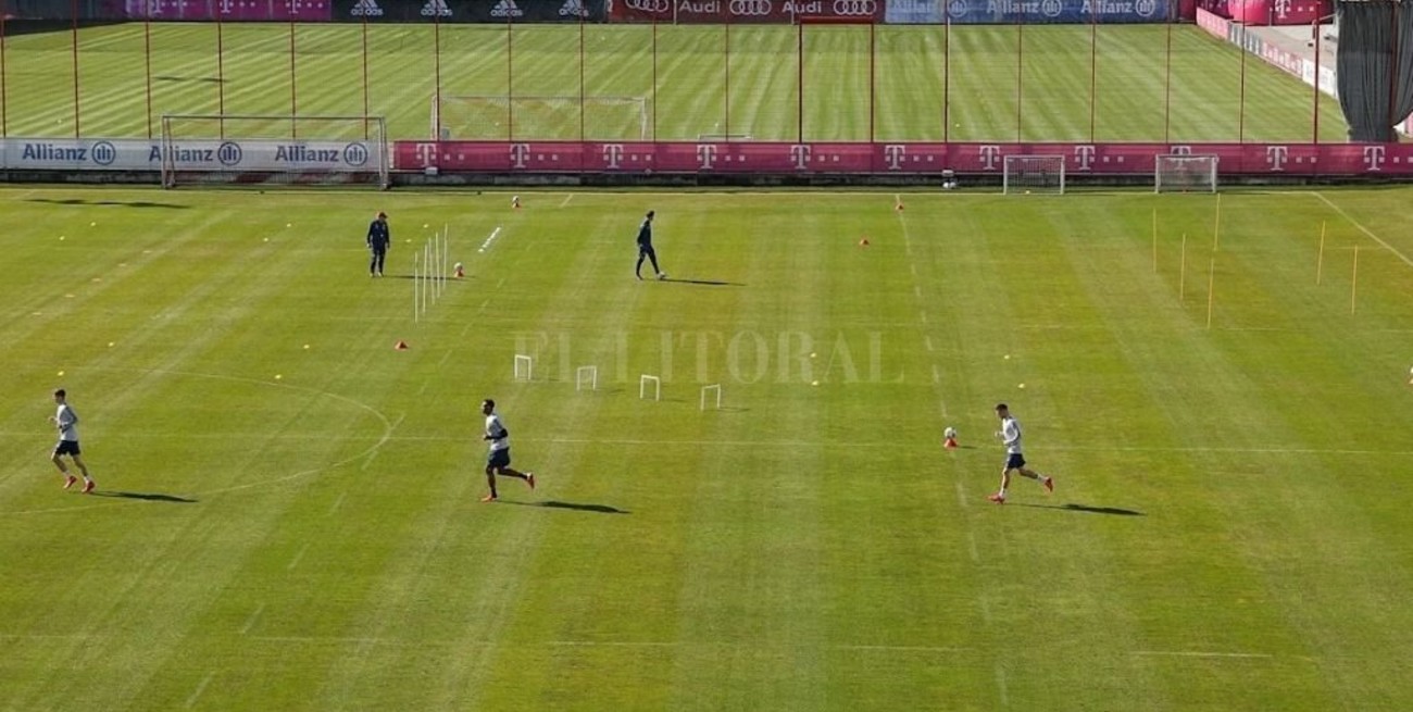 El Bayern Munich volvió a entrenarse, pero deben bañarse en sus casas