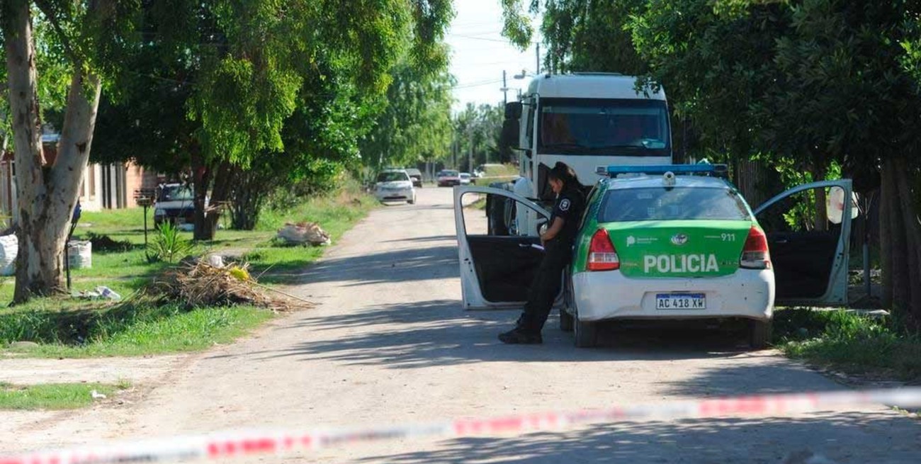 Intensa búsqueda del adolescente desaparecido tras el triple crimen de Melchor Romero