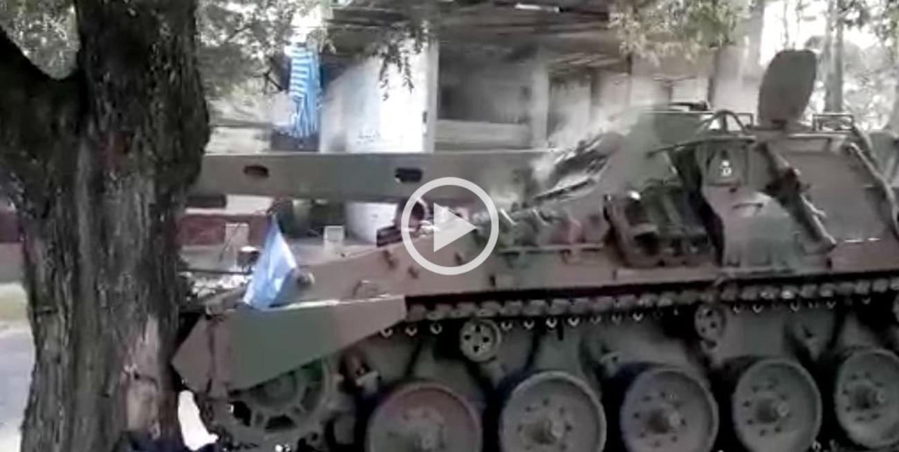 Chocó un tanque tras el desfile