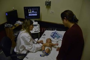 Guillermo Di Salvatore Preparados. Los médicos del equipo de cardiología del Alassia se formaron en los hospitales Garrahan e Italiano de Buenos Aires. Hay una lista de espera de 45 pacientes para operarse.