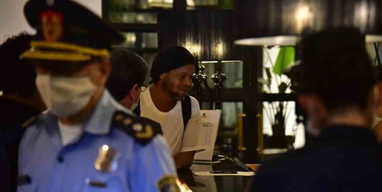 Ronaldinho cumple el arresto domiciliario en un hotel de Asunción