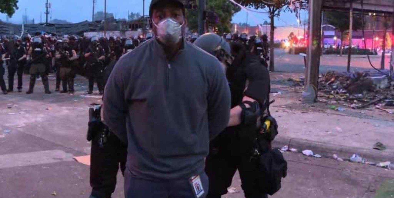 Detienen a periodistas que cubrían en vivo los disturbios ocasionados en Minneapolis por la muerte de George Floyd