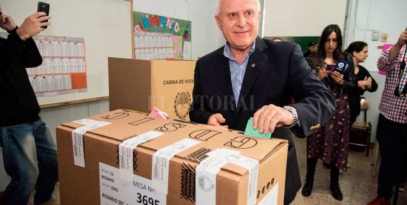 Casi en el cierre votó el gobernador Lifschitz