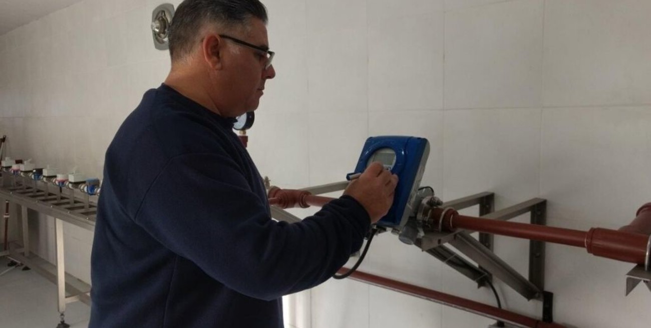 Aguas montó un taller para controlar los medidores de consumo domiciliario