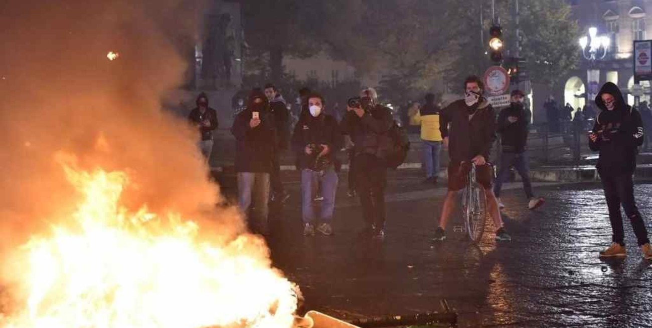 En Italia buscan frenar el creciente malestar contra las restricciones por coronavirus  