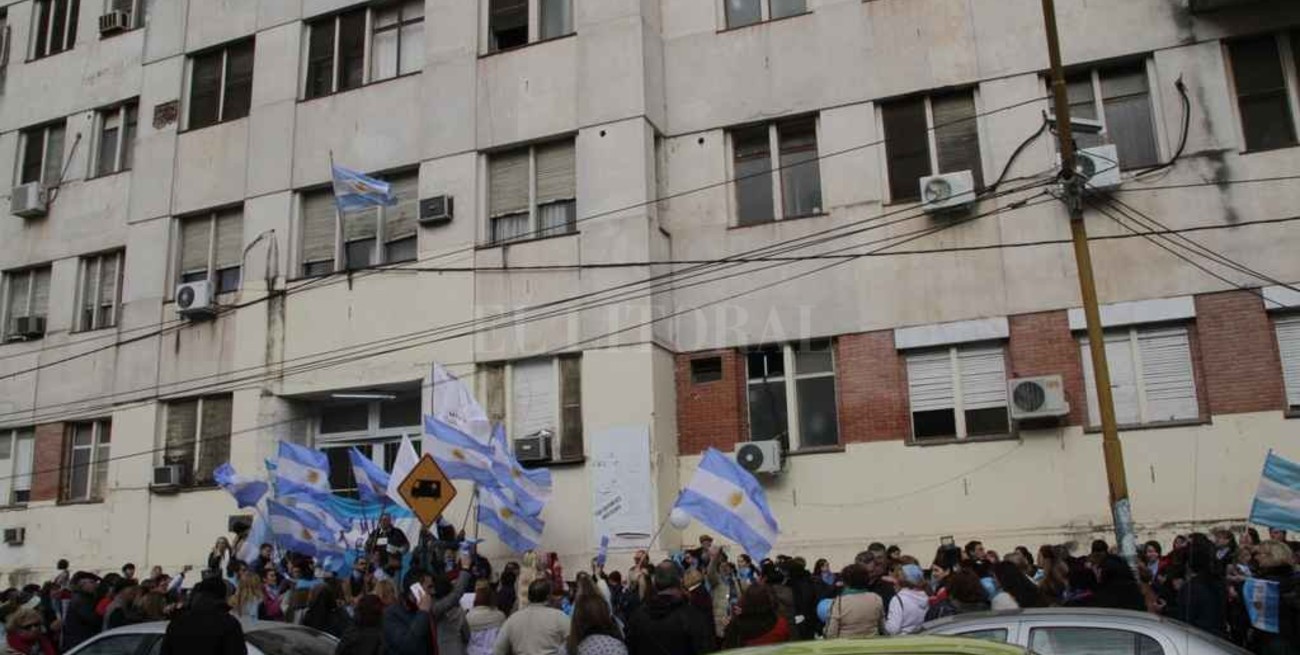 Pañuelazo celeste contra el aborto legal y gratuito en el hospital Iturraspe