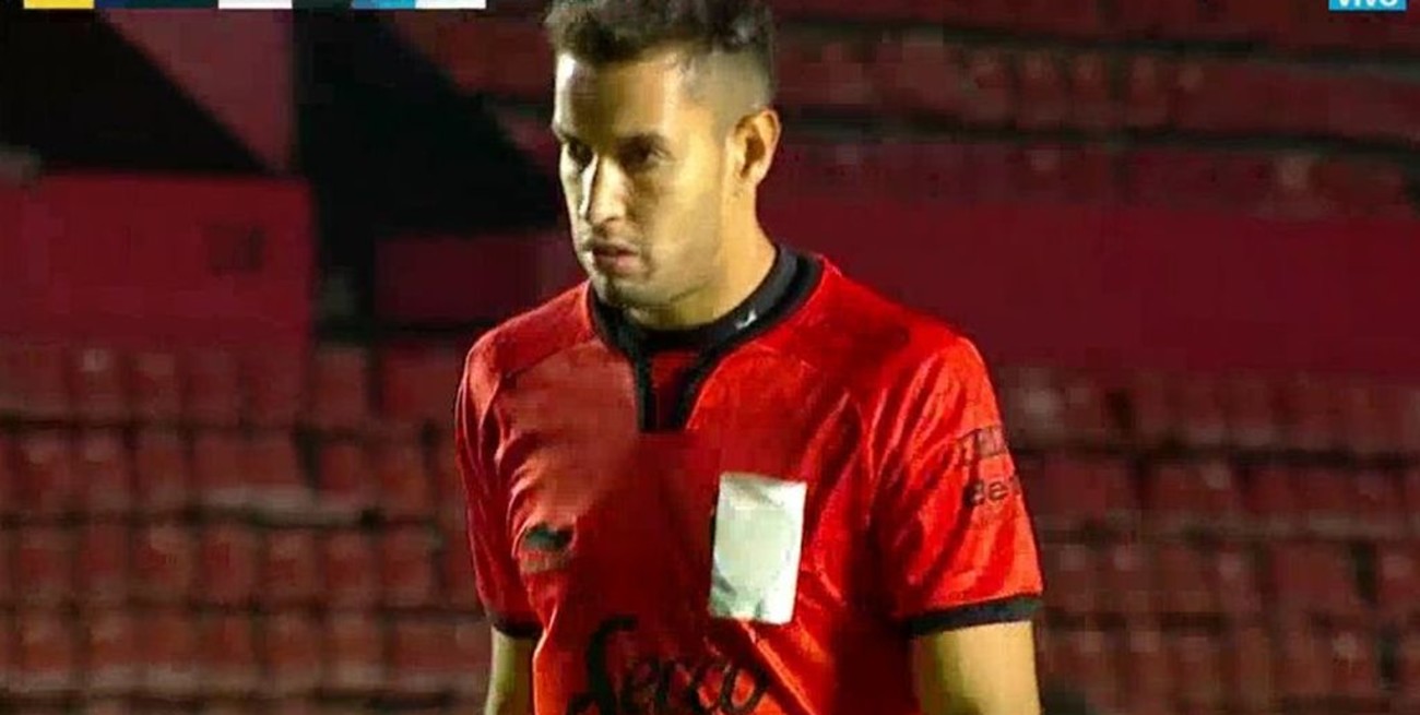 Insólito: El arquero de Sol de Mayo atajó con la camiseta de Colón