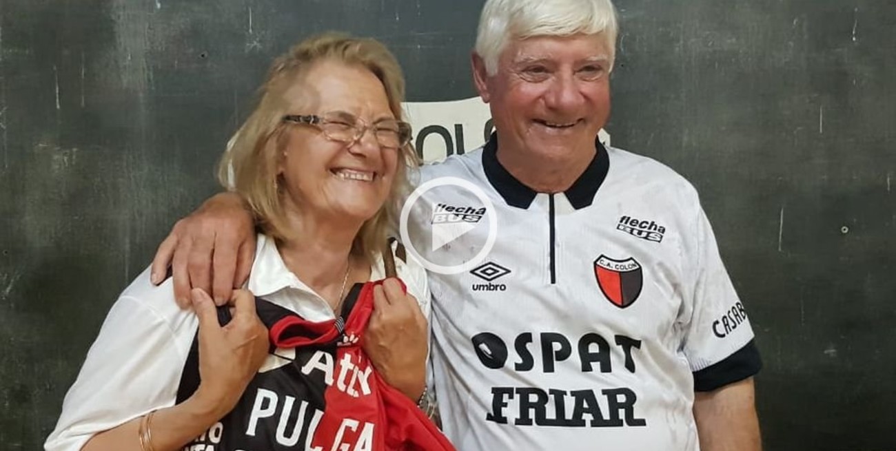 Omar, el abuelo hincha de Colón, comparte el vestuario con los jugadores y recibe una camiseta
