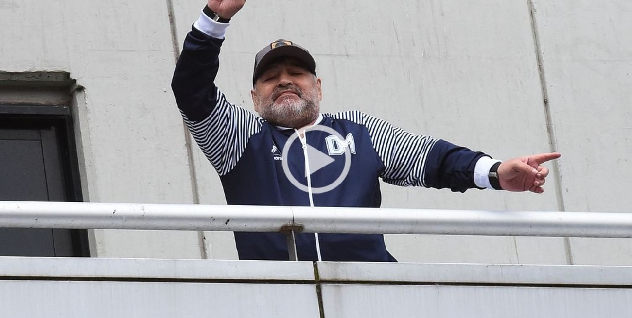 Espectacular recibimiento de los hinchas de Newell's a Maradona