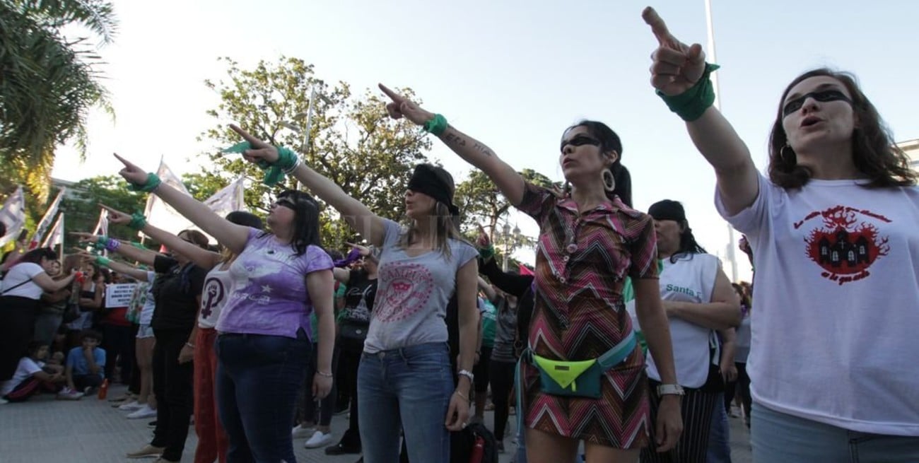 Masiva marcha contra la violencia de género y enérgico "himno feminista"