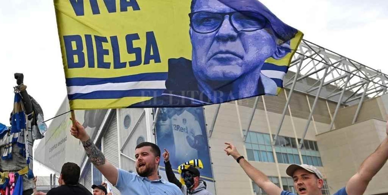 Bielsa cumple, otra vez en la cresta de la ola 