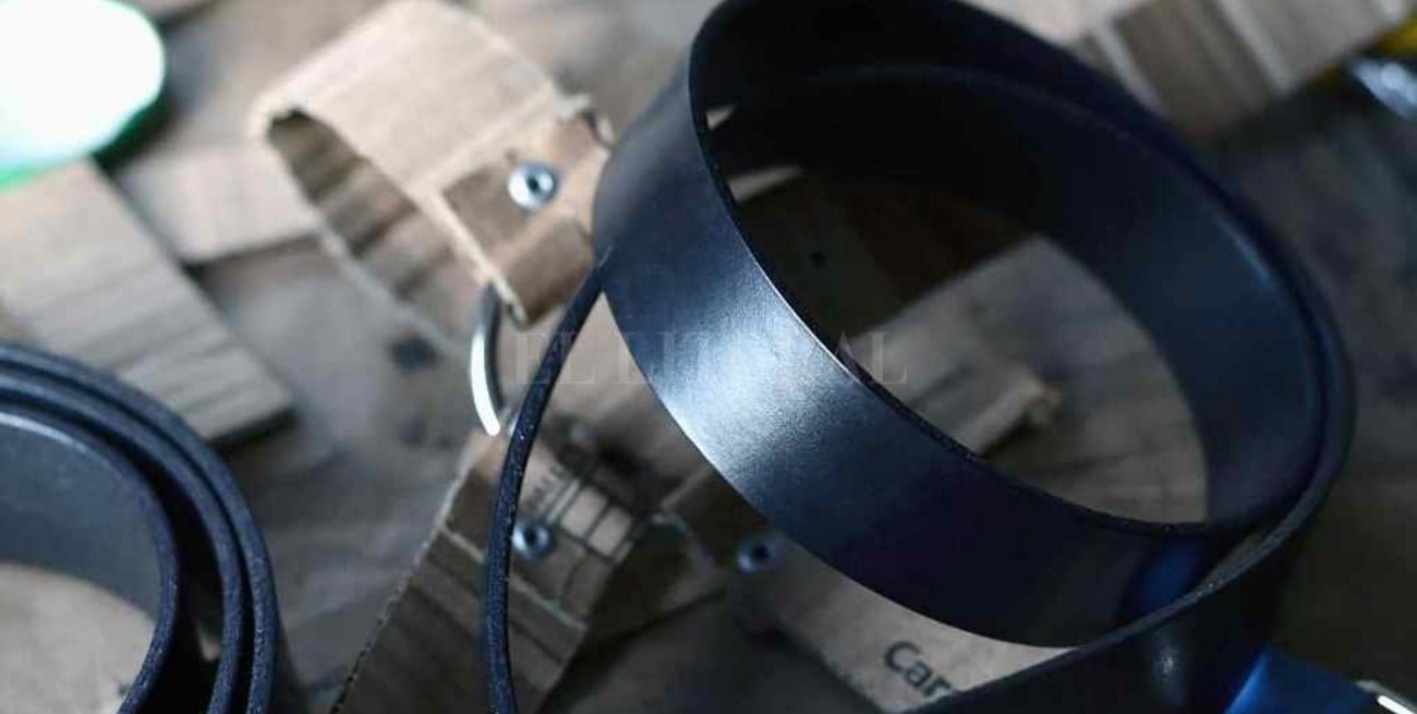 "El cuero me permite introducir un pensamiento y desarrollo artístico" 