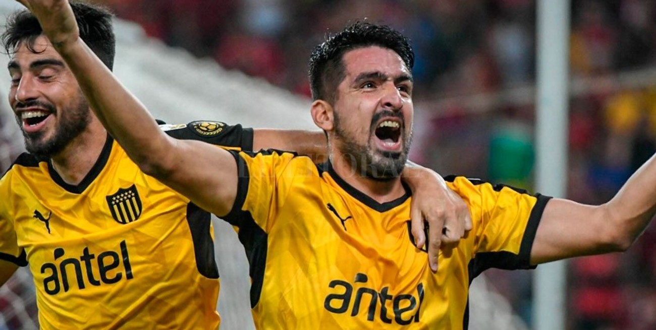 Peñarol quiere apagar el incendio con Lucas Viatri