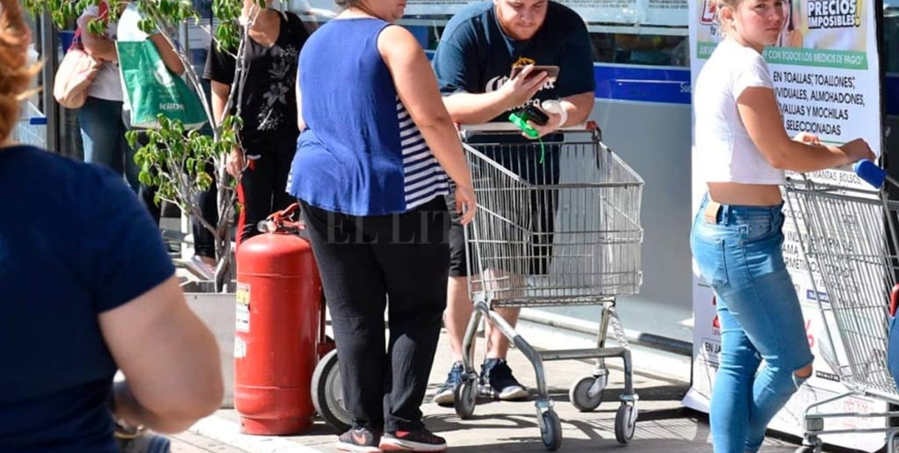 Efecto coronavirus: Ingreso por grupos en supermercados de la ciudad