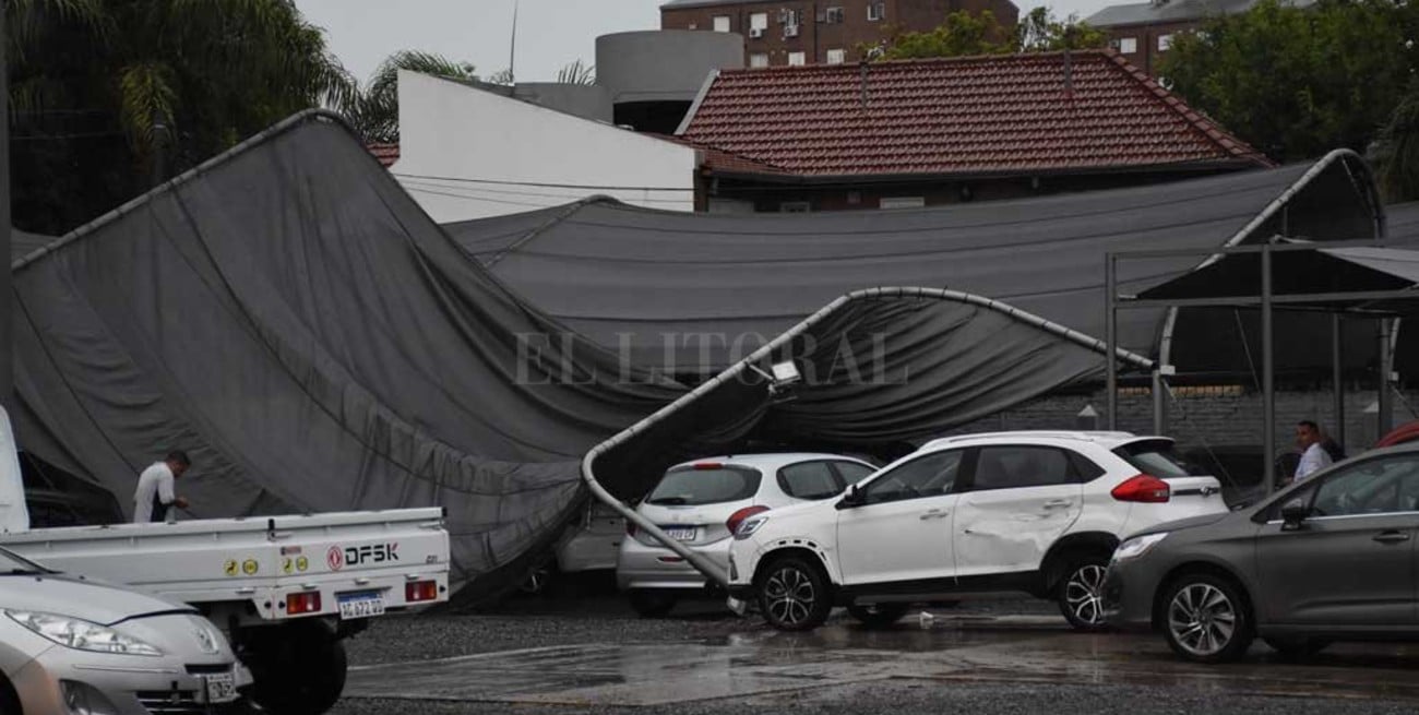 El fuerte viento tumbó la estructura de una concesionaria