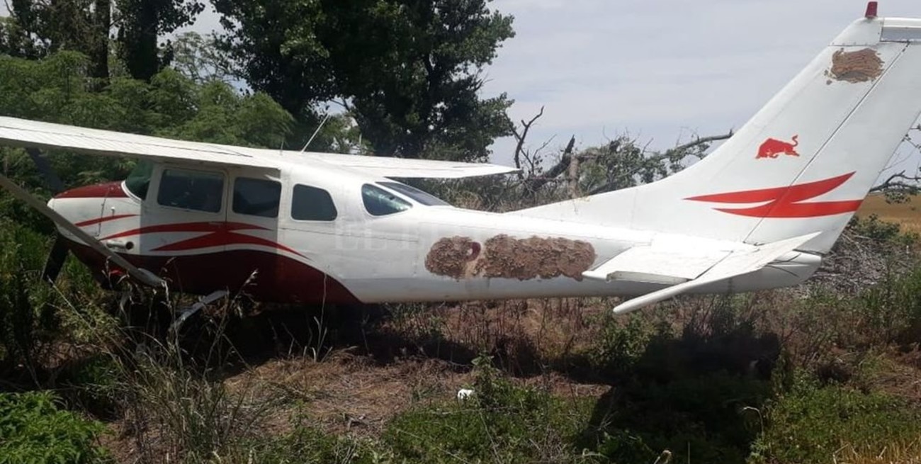 Hallan una avioneta narco abandonada en un campo