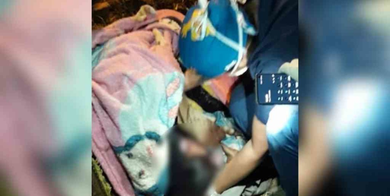 Chaco: dio a luz en plena avenida y fue asistida por policías
