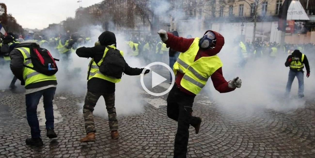 París: Violenta protesta de "chalecos amarillos" por el costo de vida francés